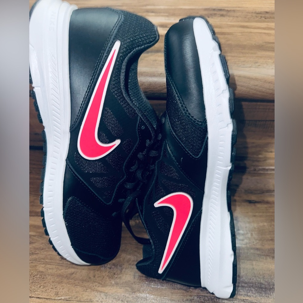 Women's Nike Shoes Size 11 NEW